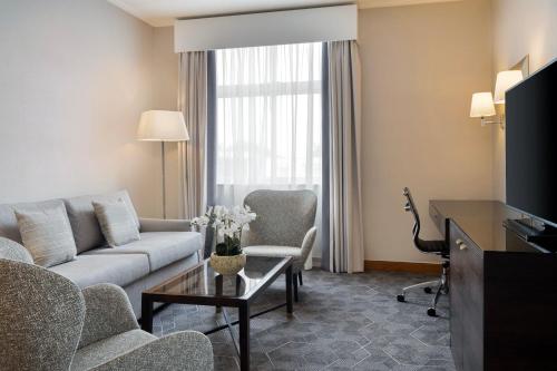 Suite de 1 dormitorio con sofá cama del hotel Delta Hotels Bexleyheath. Foto 1