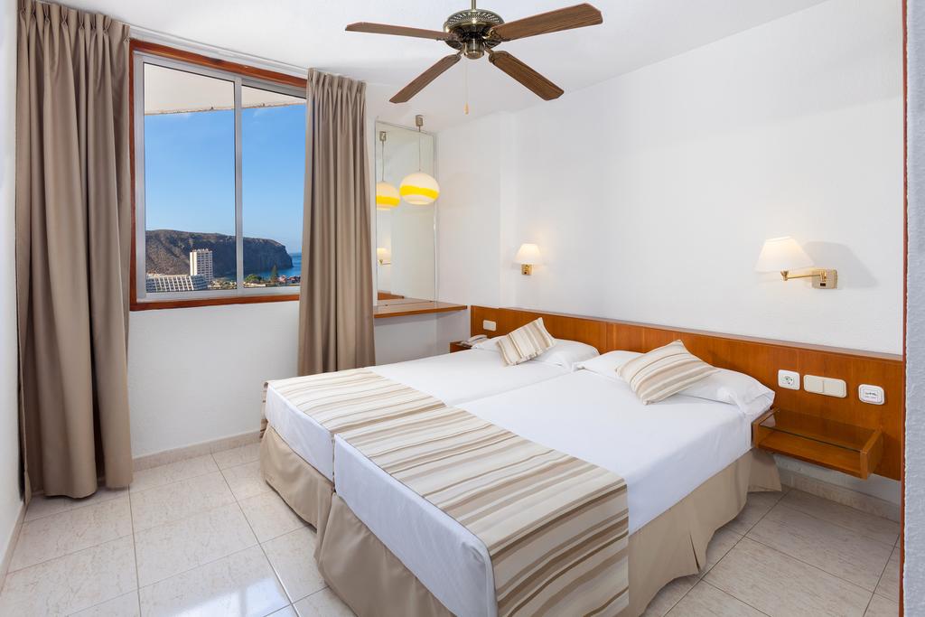Habitación doble Vista Mar con salón del hotel Sol Arona Tenerife. Foto 1
