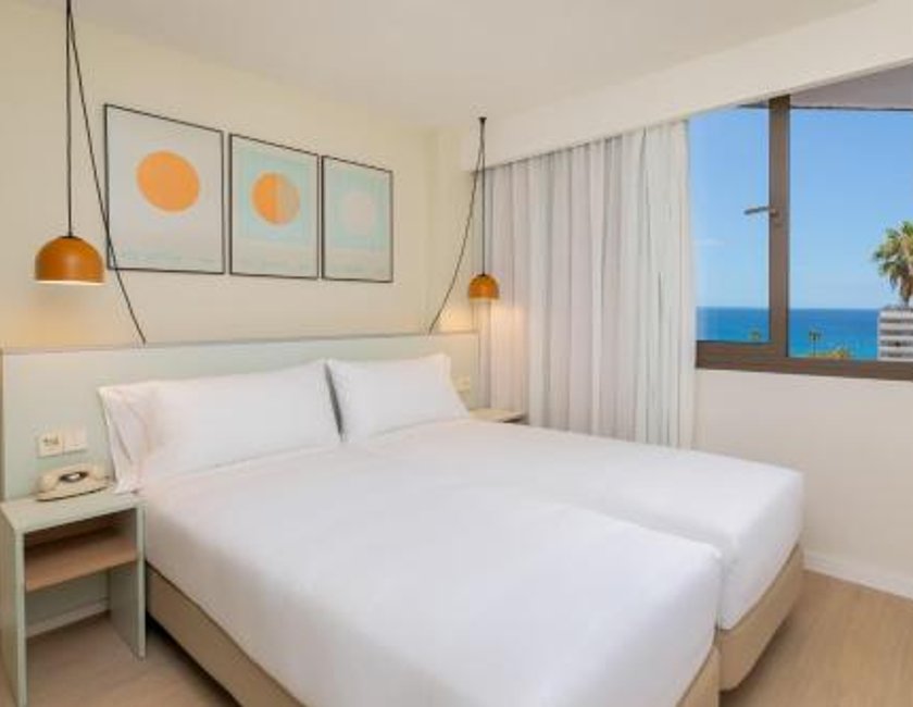 Habitación Sol con salón y vistas al mar del hotel Sol Arona Tenerife
