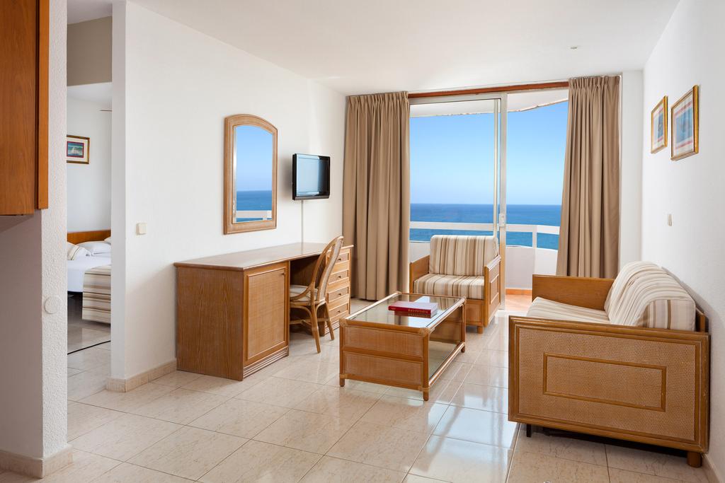 Habitación doble con salón del hotel Sol Arona Tenerife. Foto 1