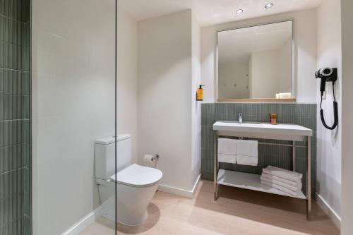 Habitación Sol con salón y vistas al mar del hotel Sol Arona Tenerife