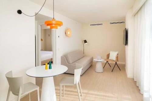 Habitación Sol con salón y vistas al mar del hotel Sol Arona Tenerife. Foto 1