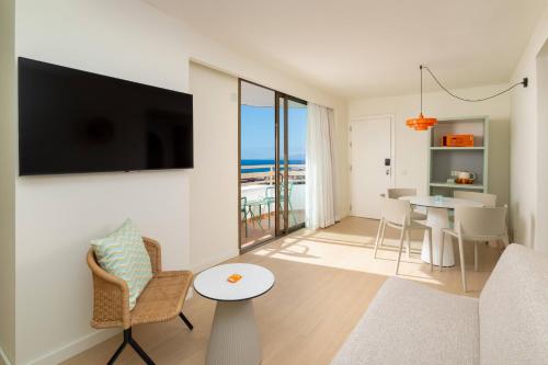 Habitación Sol con salón y vistas al mar del hotel Sol Arona Tenerife. Foto 2
