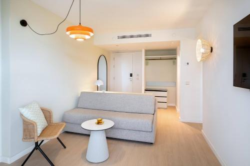 Habitación Sol con salón del hotel Sol Arona Tenerife