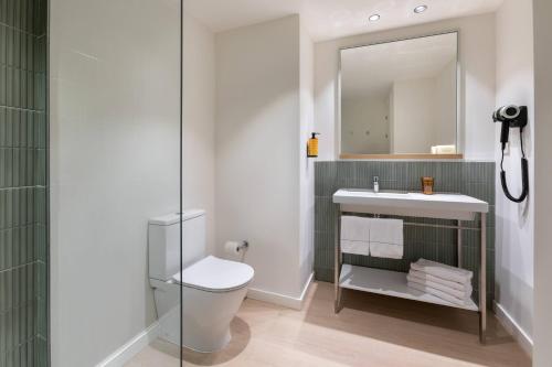 Habitación Sol con salón del hotel Sol Arona Tenerife. Foto 1