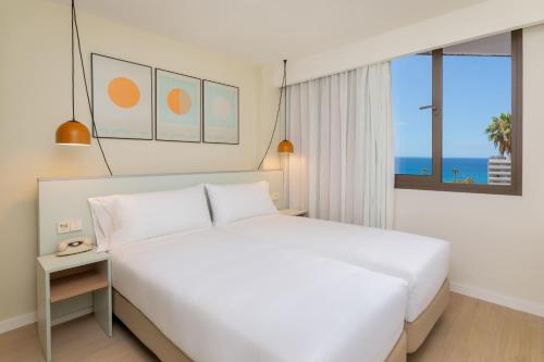 Habitación Sol con salón y vistas al mar del hotel Sol Arona Tenerife. Foto 1