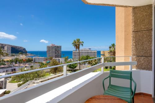 Habitación Sol con salón y vistas al mar del hotel Sol Arona Tenerife. Foto 3