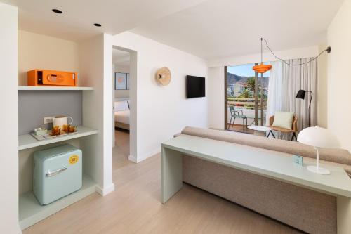 Habitación Sol con salón del hotel Sol Arona Tenerife. Foto 1