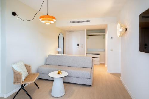 Habitación Sol con salón del hotel Sol Arona Tenerife. Foto 3