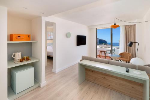 Habitación Sol con salón y vistas al mar del hotel Sol Arona Tenerife. Foto 4