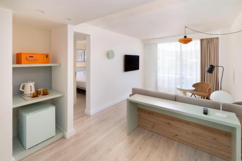 Habitación Sol con salón del hotel Sol Arona Tenerife. Foto 3