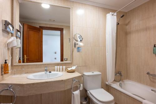 Suite Vista Mar Lujo Club Silver Solo Adultos Sofá Cama incluido 2 Camas individuales del hotel Landmar Playa La Arena. Foto 10