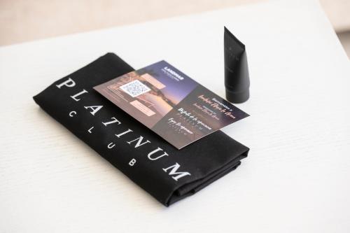 Suite Vista Mar Lujo Club Silver Solo Adultos 1 Cama doble 2 sofás camas del hotel Landmar Playa La Arena. Foto 1