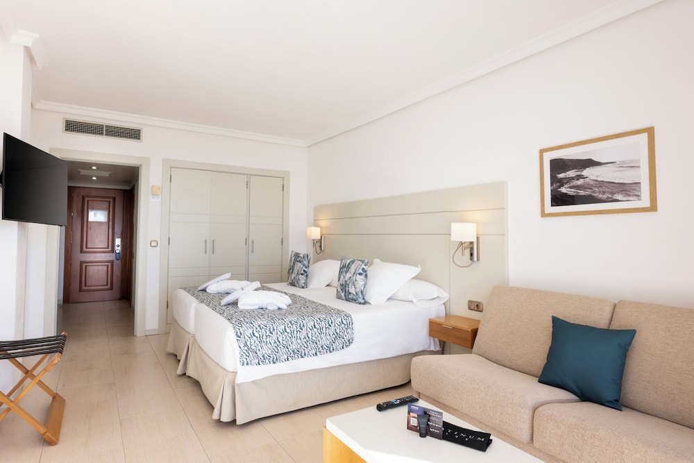 Habitación doble Lujo Vista Piscina 1 Cama king Silver Solo Adultos Sofá Cama incluido del hotel Landmar Playa La Arena. Foto 1
