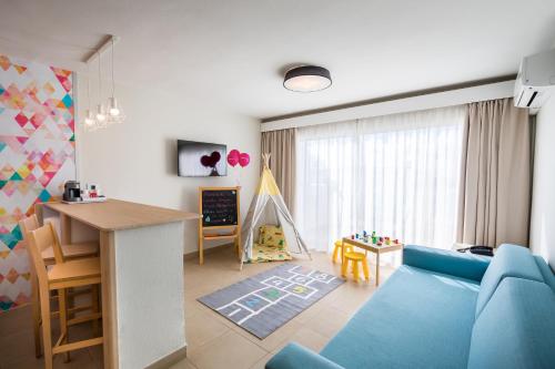 Apartamento Familiar Superior con vistas a la piscina del hotel Allegro Isora. Foto 4