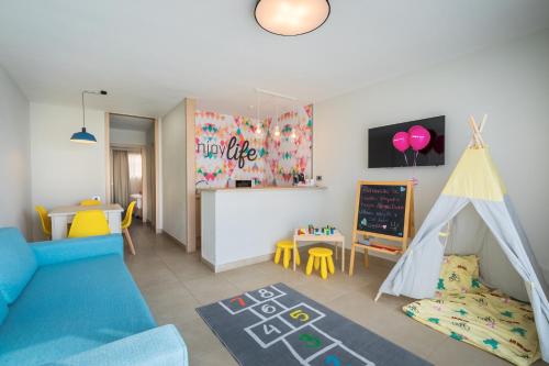 Apartamento Vista Piscina Vista Jardin Balcón o Terraza 1 habitación Premium Familiar Sofá Cama incluido 2 Camas individuales del hotel Allegro Isora. Foto 3