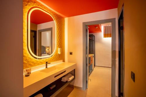 Suite The Loop con vistas a la piscina del hotel Sholeo Lodges Los Gigantes. Foto 5