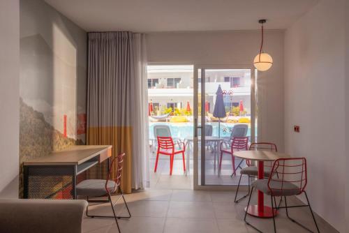 Suite The Loop con vistas a la piscina del hotel Sholeo Lodges Los Gigantes. Foto 2