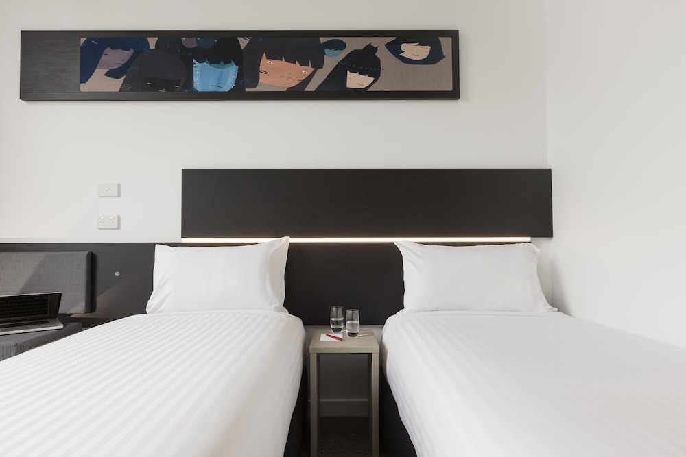 Habitación estándar con 2 camas individuales del hotel Ibis Adelaide. Foto 1