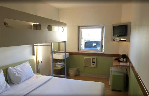 Standard King Room with a Single Overhead Bunk Bed del hotel Ibis Budget Campbelltown