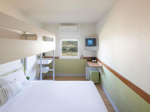 Standard King Room with a Single Overhead Bunk Bed del hotel Ibis Budget Campbelltown. Foto 3