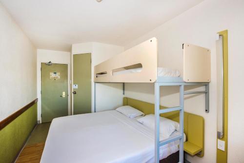 Standard King Room with a Single Overhead Bunk Bed del hotel Ibis Budget Campbelltown. Foto 6