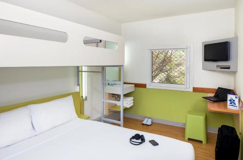 Standard Queen Room with a Single Overhead Bunk Bed del hotel Ibis Budget Campbelltown. Foto 5