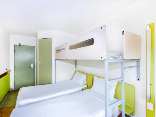 Standard Room with Two Single King Beds and Overhead Bunk del hotel Ibis Budget Campbelltown