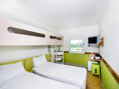 Standard Room with Two Single King Beds and Overhead Bunk del hotel Ibis Budget Campbelltown. Foto 2