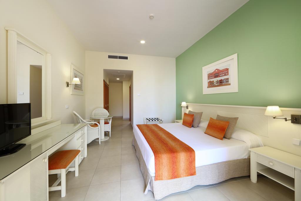 Doble vistas parciales al mar del hotel Sunlight Bahia Principe Resort