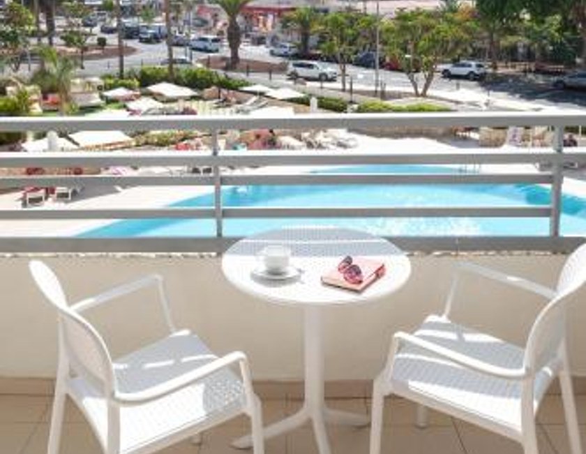 Habitación Doble con vistas a la piscina del hotel Olé Tropical Tenerife Adults Only. Foto 2