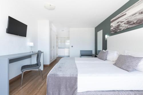 Habitación Doble con vistas a la piscina del hotel Olé Tropical Tenerife Adults Only. Foto 3