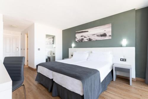Habitación Doble con vistas al mar del hotel Olé Tropical Tenerife Adults Only. Foto 4