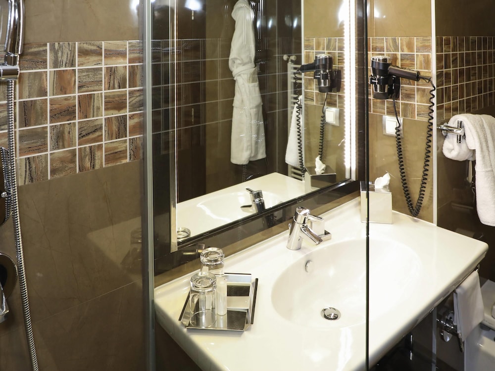 Habitación Advantage con cama king o individual y sofá extra del hotel Movenpick Sarajevo. Foto 4