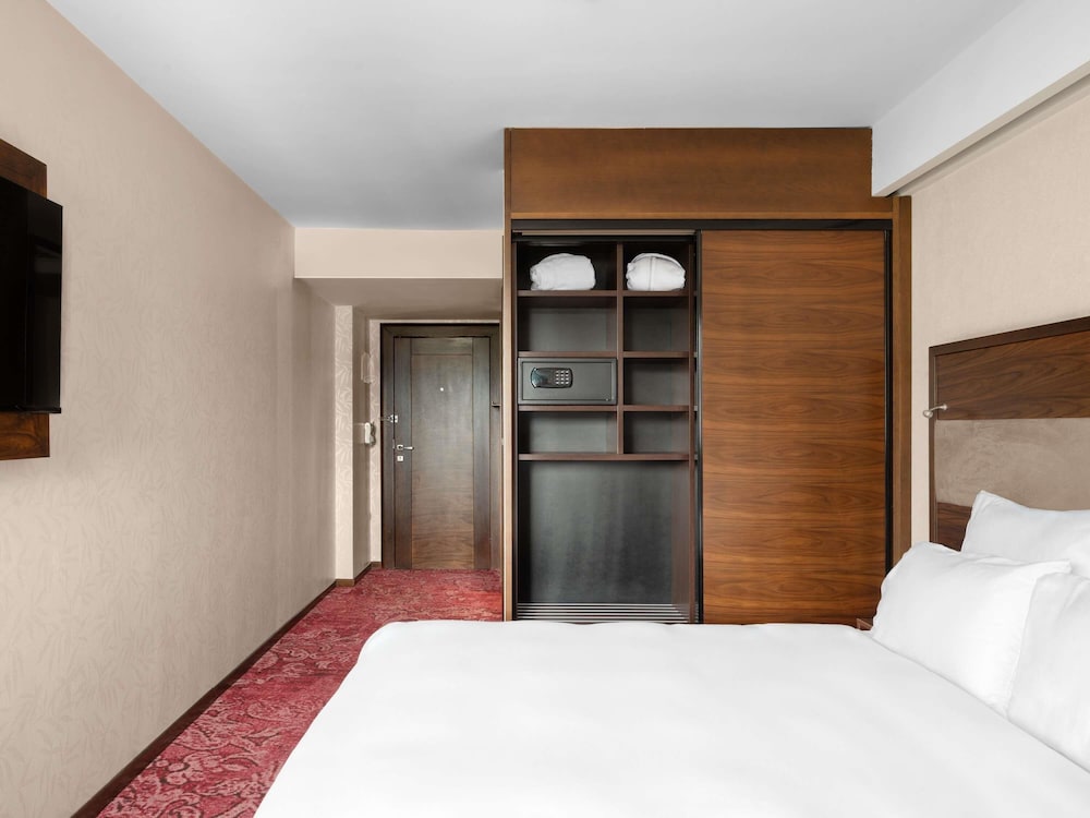 Habitación superior doble con cama king size del hotel Movenpick Sarajevo