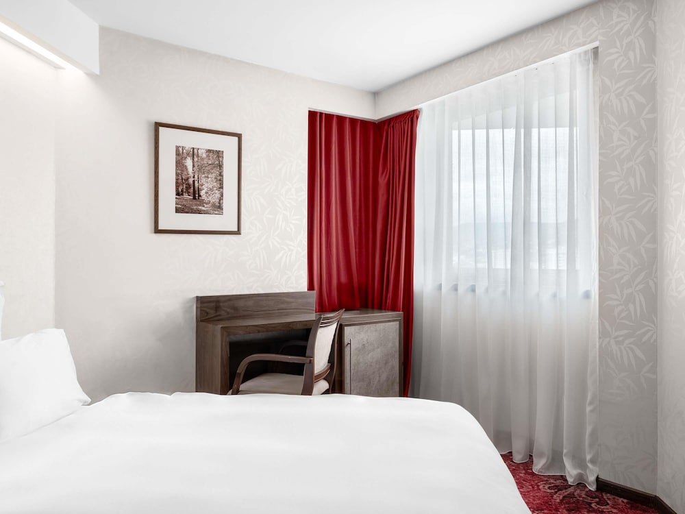 Habitación superior doble con cama king size del hotel Movenpick Sarajevo. Foto 1