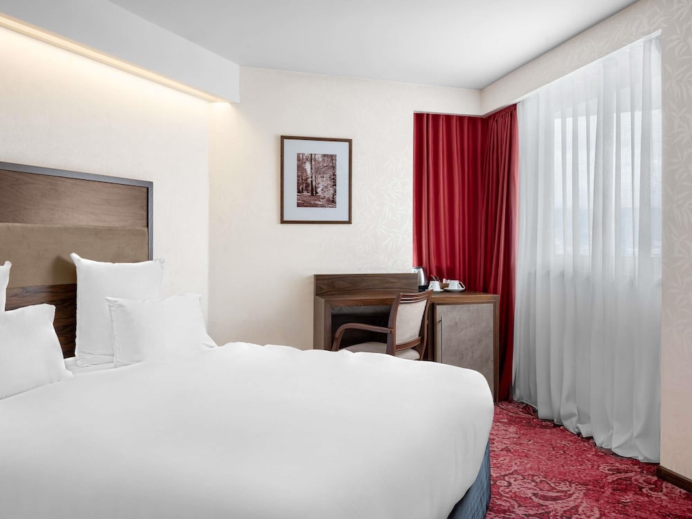 Habitación superior doble con cama king size del hotel Movenpick Sarajevo. Foto 2
