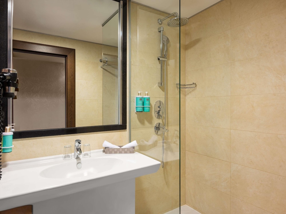 Habitación superior doble con cama king size del hotel Movenpick Sarajevo. Foto 3