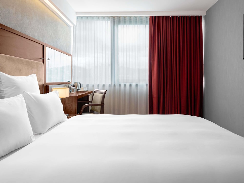 Habitación superior con 1 cama king size con vistas al río del hotel Movenpick Sarajevo