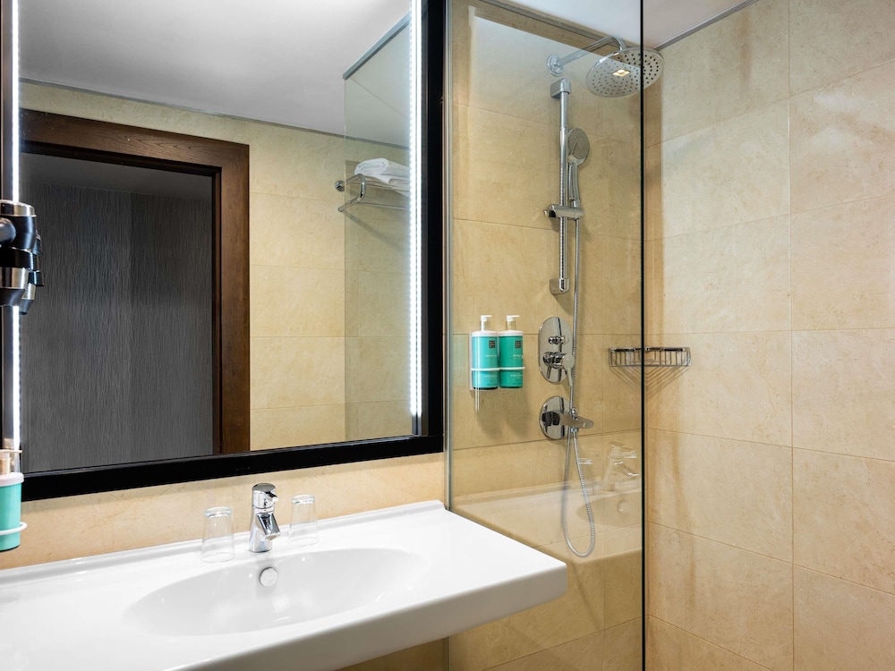 Habitación superior con 1 cama king size con vistas al río del hotel Movenpick Sarajevo. Foto 1