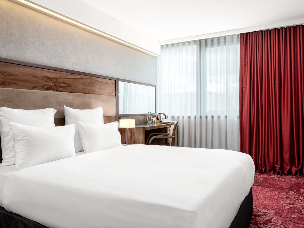 Habitación superior con 1 cama king size con vistas al río del hotel Movenpick Sarajevo. Foto 3