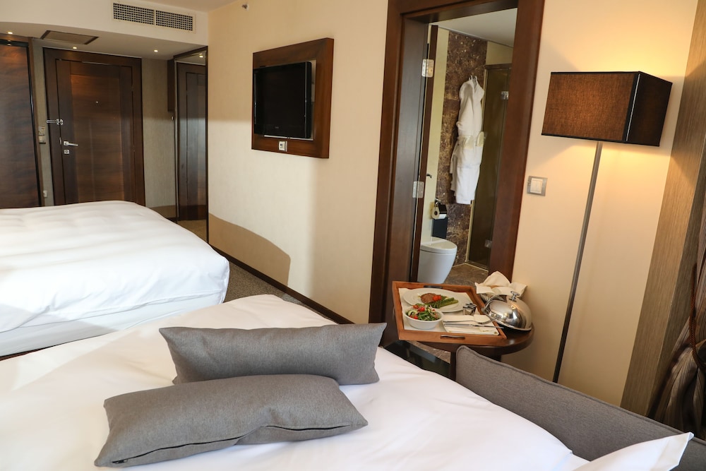 Habitación Deluxe con cama king size del hotel Movenpick Sarajevo. Foto 1