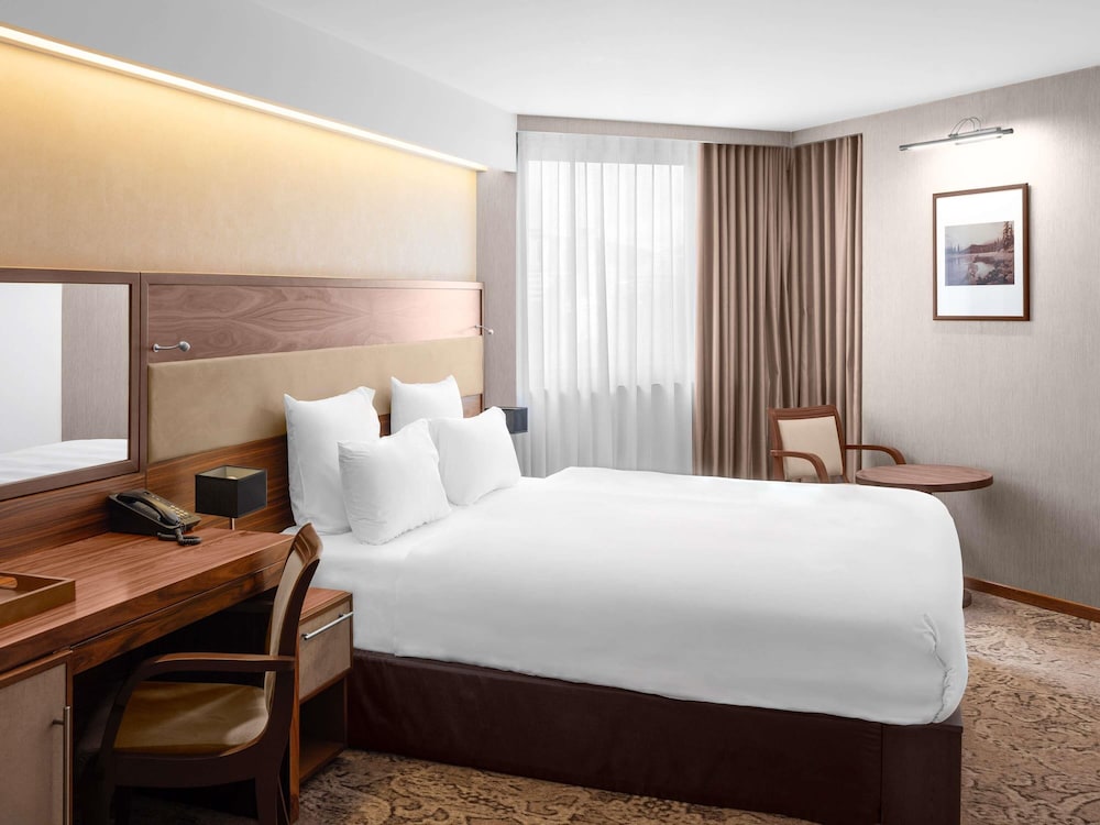 Habitación Deluxe con cama king size del hotel Movenpick Sarajevo. Foto 3