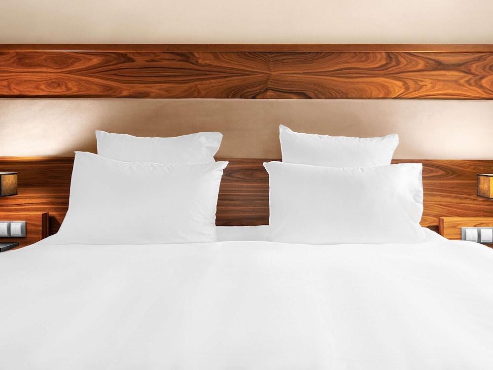 Habitación Deluxe con cama king size del hotel Movenpick Sarajevo. Foto 4