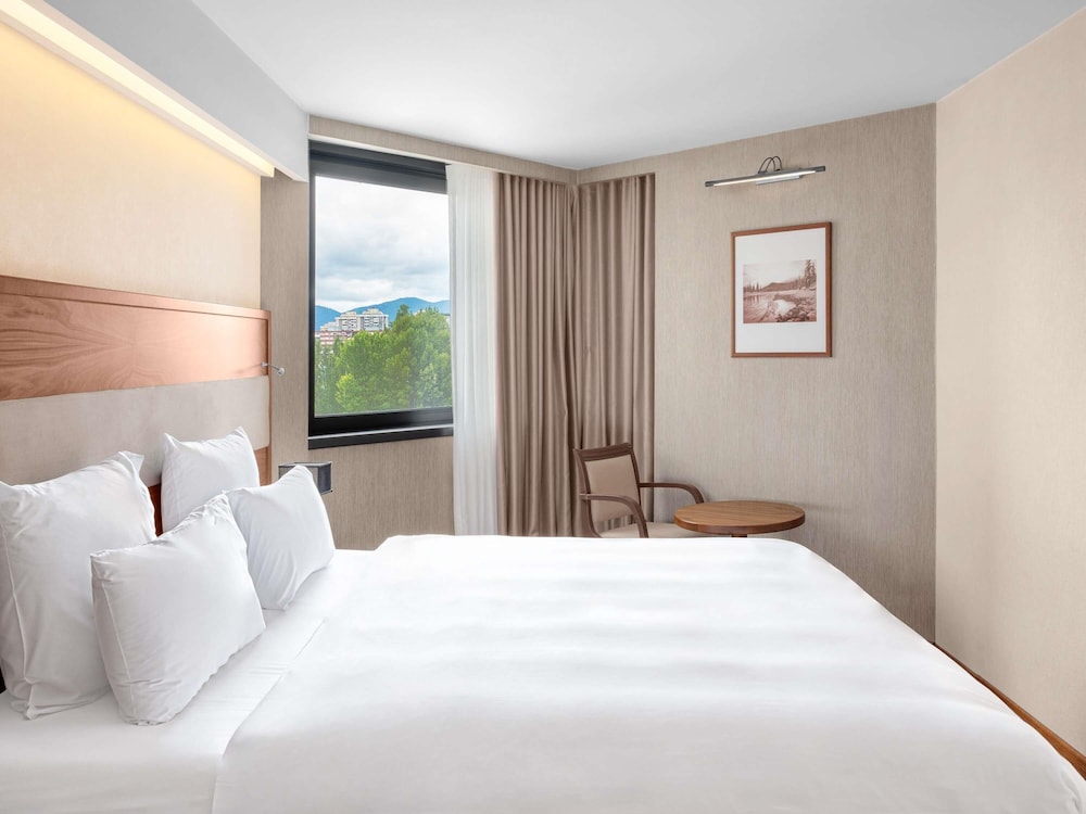 Habitación Deluxe con cama king size del hotel Movenpick Sarajevo. Foto 5