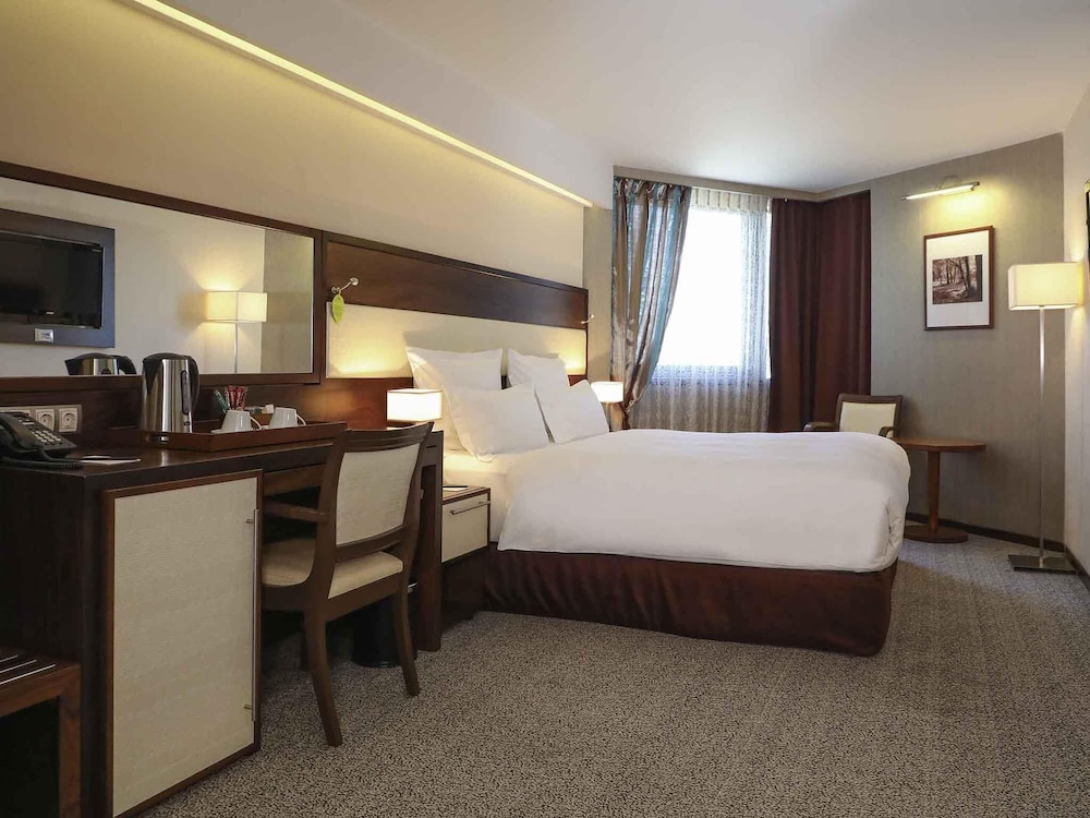 Habitación Deluxe con cama king size del hotel Movenpick Sarajevo. Foto 6