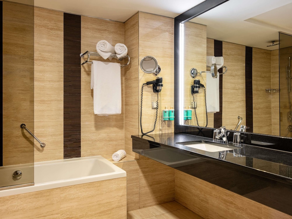 Habitación Deluxe con cama king size del hotel Movenpick Sarajevo. Foto 7