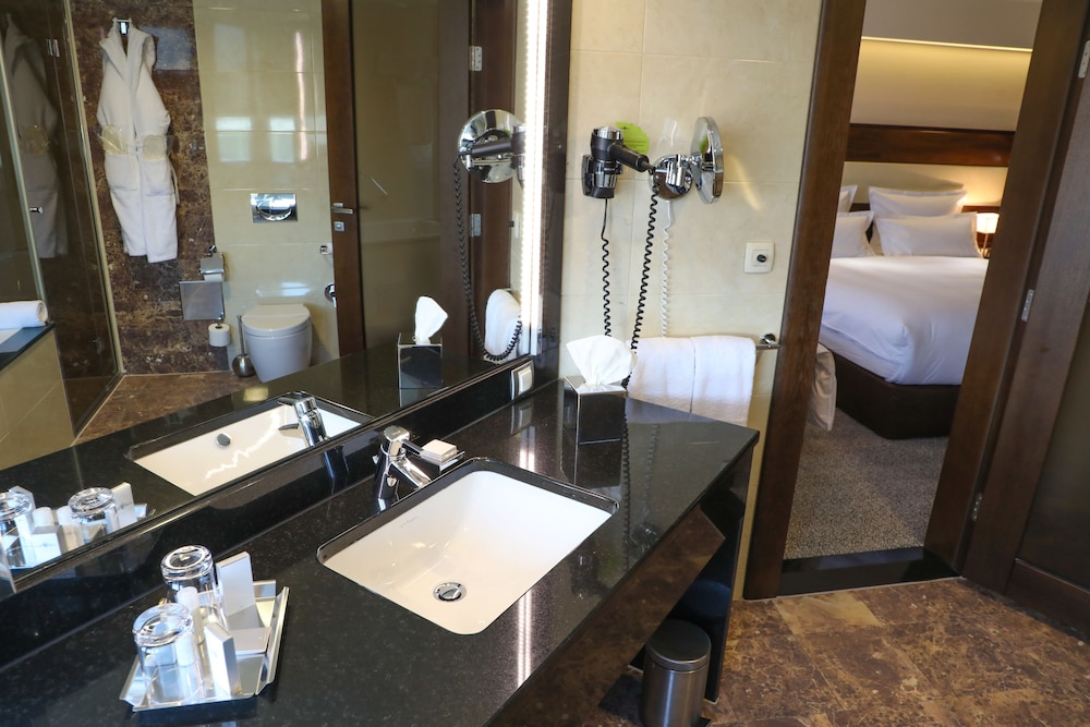Habitación Deluxe con cama king size del hotel Movenpick Sarajevo. Foto 8