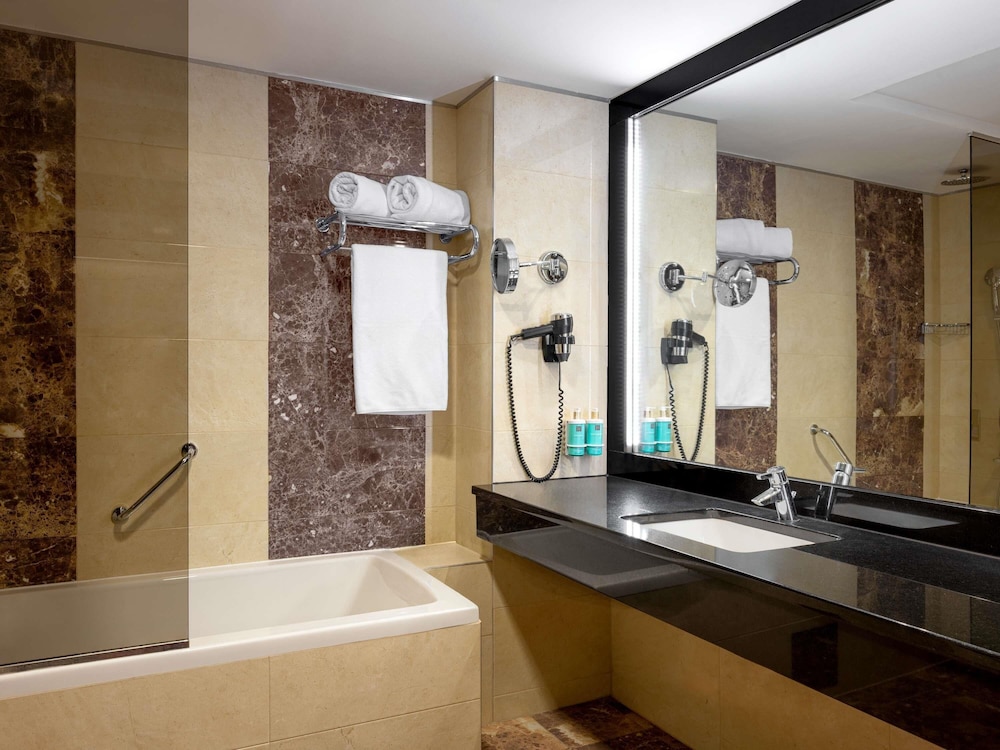 Habitación Deluxe con cama king size o dos camas individuales del hotel Movenpick Sarajevo. Foto 4