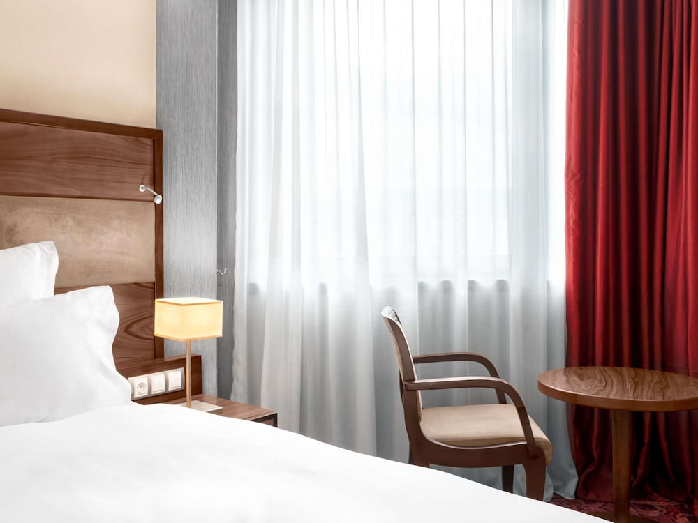 Habitación Deluxe con cama king size o dos camas individuales del hotel Movenpick Sarajevo. Foto 6